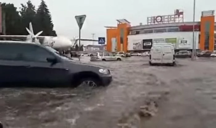Опубликовано видео сильнейшего ливня в Уфе, затопившего улицы города