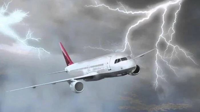 СМИ: В следовавший из Стамбула в Тбилиси самолёт ударила молния