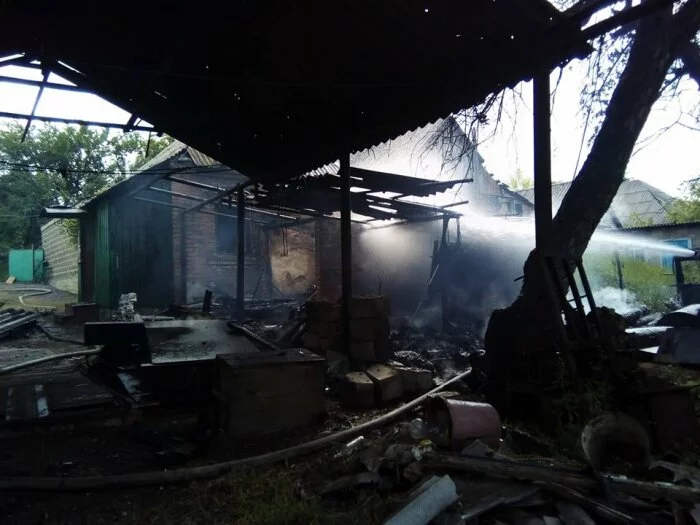 Спасатели боролись в Марьинке с огнем после обстрела: фото