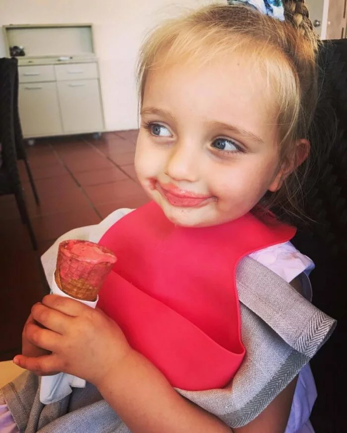Татьяна Навка кормит 2-летнюю дочь мороженным