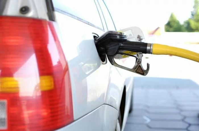 В Кемерово цена на бензин упала до рекордного уровня