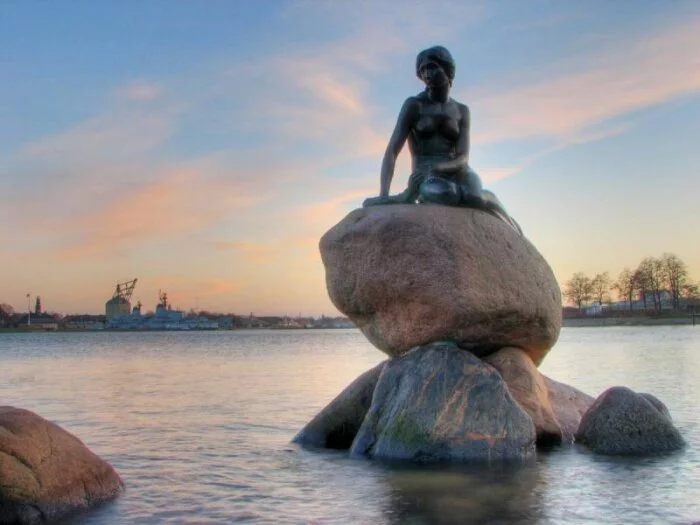 В Копенгагене вандалы вновь облили краской статую Русалочки