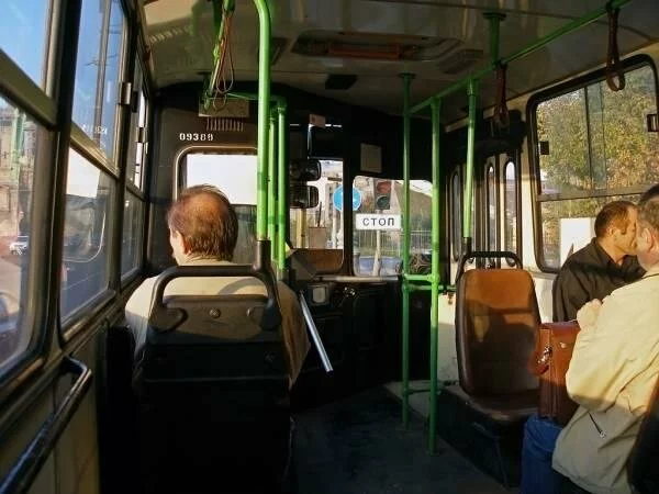 В Кемерово пассажиры автобуса подрались из-за открытой форточки