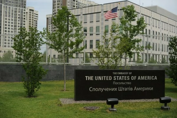 В Киеве на территории посольства США прогремел взрыв