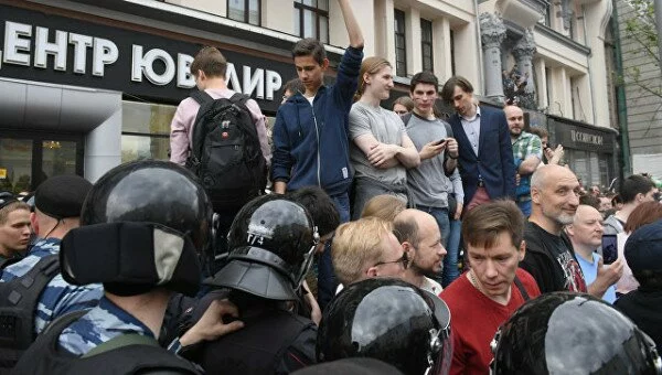 В Москве на несогласованной акции оппозиции задержали 136 несовершеннолетних
