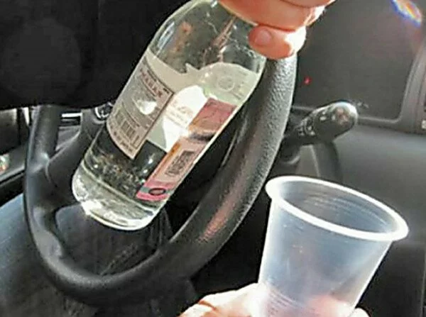 В Омске пьяный пассажир разбил голову водителя бутылкой водки