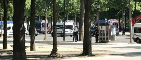 В Париже автомобиль, начиненный взрывчаткой, въехал в машину полиции