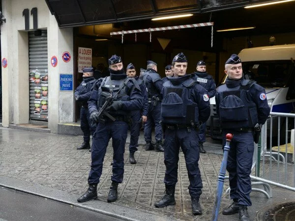 В Париже около Елисейских полей полиция проводит операцию