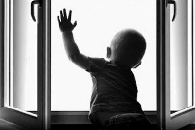 В Петербурге двухлетний ребенок выпал из окна