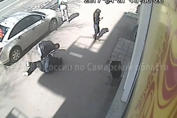 В Самаре водитель иномарки избил прохожего за замечание о парковке на тротуаре