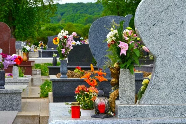 В Старом Осколе две предпринимательницы похищали цветы на кладбище