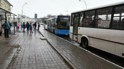 В Вологде девушка выпала на ходу из автобуса