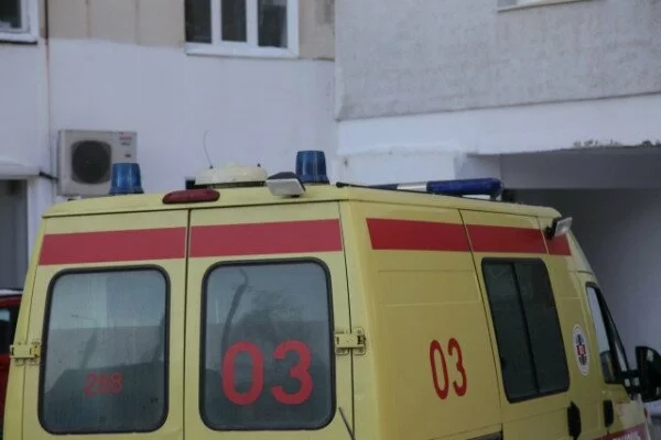 В Воронеже скорую задержали на парковке, умер пациент