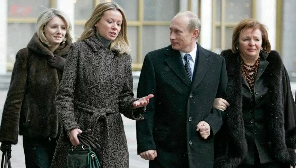 Владимир Путин поделился со Стоуном подробностями своей семейной жизни