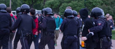 За нападение на полицейского на митинге 12 июня задержали 17-летнего подозреваемого