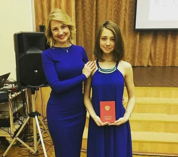 Звезда «Папиных дочек» Катя Старшова получила аттестат с отличием