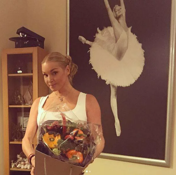 Анастасия Волочкова опубликовала фото в сексуальном розовом боди в стиле Мадонны