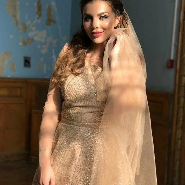 Анна Седокова показала фотографию в свадебном платье