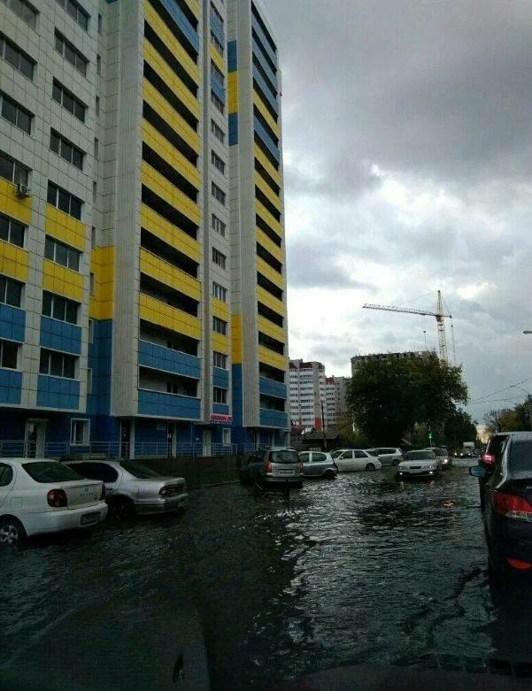 Фото последствий мощного ливня в Барнауле появились в Сети