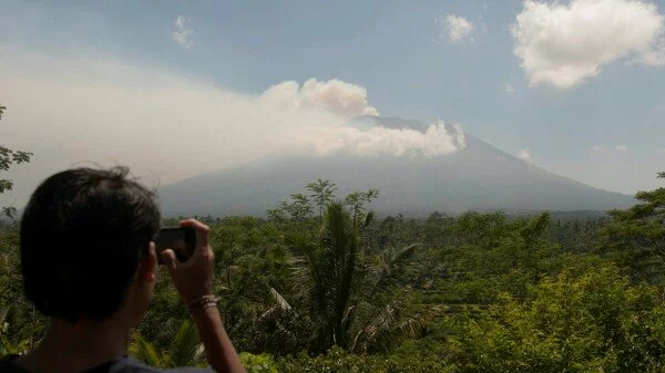 На Бали из-за высокой активности вулкана эвакуируют тысячи людей
