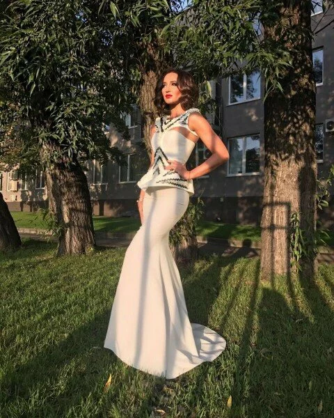Ольга Бузова в белом платье начала поиски нового избранника