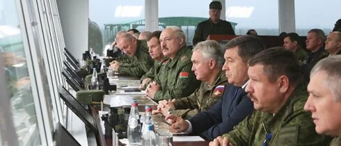 «Планировали, но отказались»: Лукашенко сказал, почему наблюдал военные учения «Запад-2017» отдельно от Путина