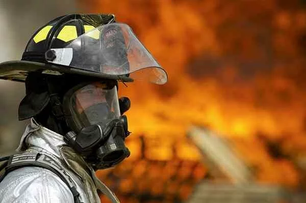 Пожар с пустыря в Ростове перекинулся на жилые дома
