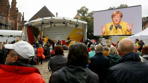 Прокуратура ФРГ расследует нападение пожилой фрау с зонтиком на Меркель