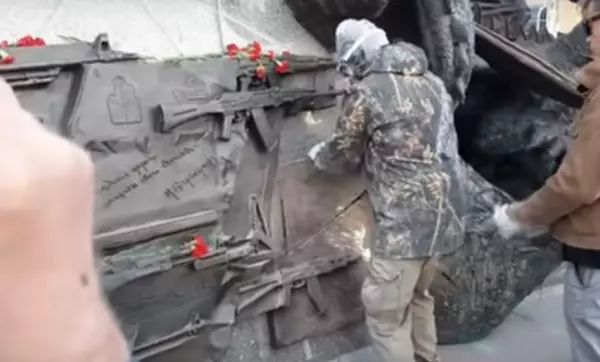 Снявшие скандальную табличку с памятника Калашникову рабочие задержаны