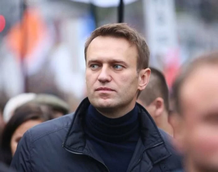 На митинге Навального неизвестный вывесил плакат 