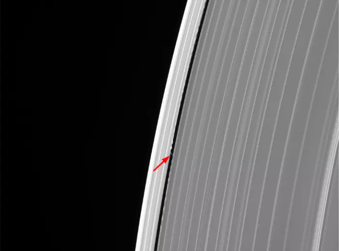 Перед гибелью спутник “Кассини” заснял в кольцах Сатурна таинственный объект