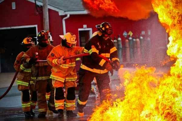 В Омске горящий частный дом тушили 26 пожарных