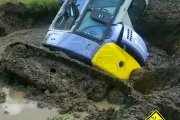В Приморье водитель утопил в грязи рабочий экскаватор