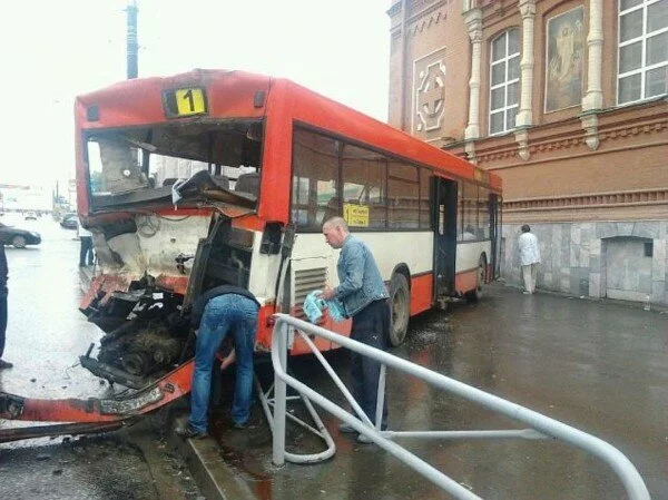 В Ростове трамвай протаранил три иномарки