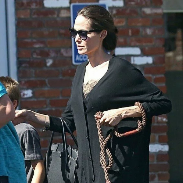 Анджелина Джоли напугала поклонников болезненной бледностью