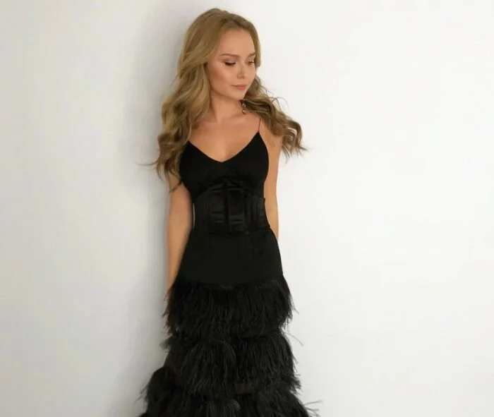 Стефания Маликова поразила поклонников черным платьем с декольте и перьями