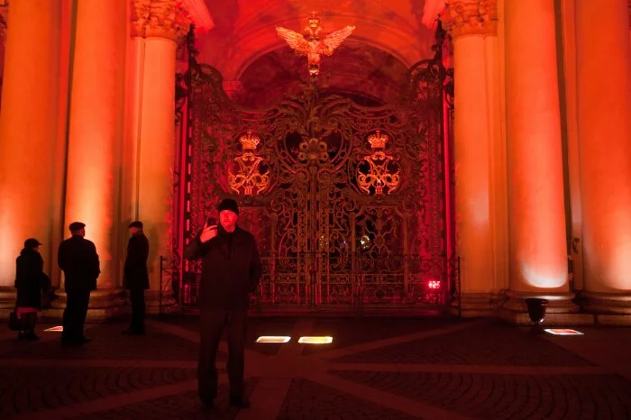 Зимний дворец в Петербурге «перекрасили» в красный цвет в честь 100-летия революции