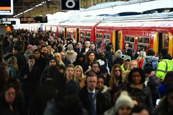 В Лондоне читавший вслух Библию пассажир поезда спровоцировал панику