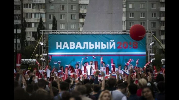 В Петербурге на митинге Навального активисты раздают фальшивые листовки