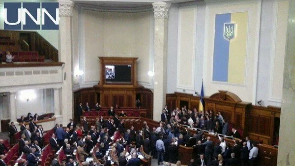 В Раде во время рассмотрения закона о реинтеграции Донбасса произошла массовая драка
