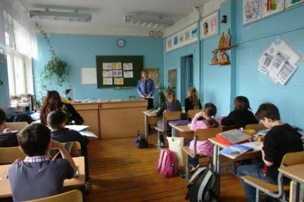 В Сургуте на школьниц во время урока свалилась створка окна