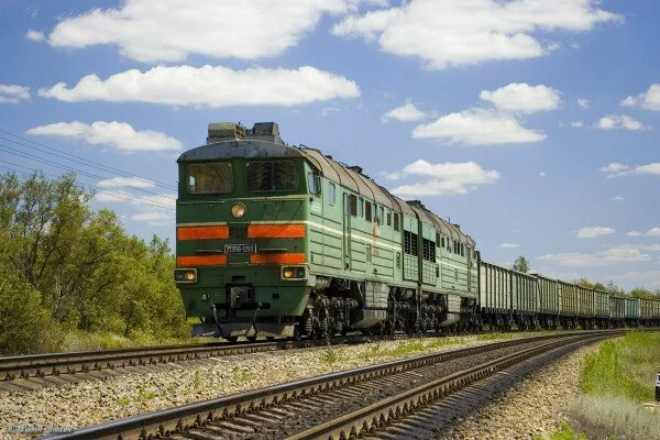 В Свердловской области товарный поезд протаранил легковушку