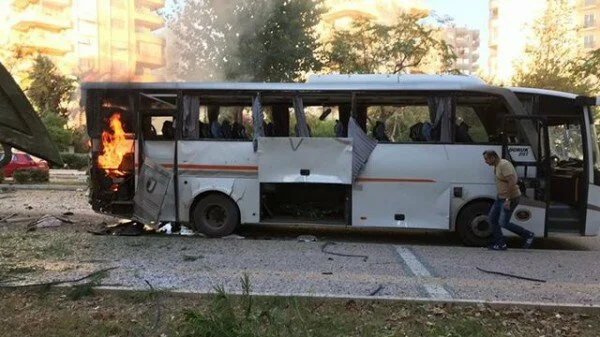 В Турции рядом с автобусом с полицейскими произошел взрыв
