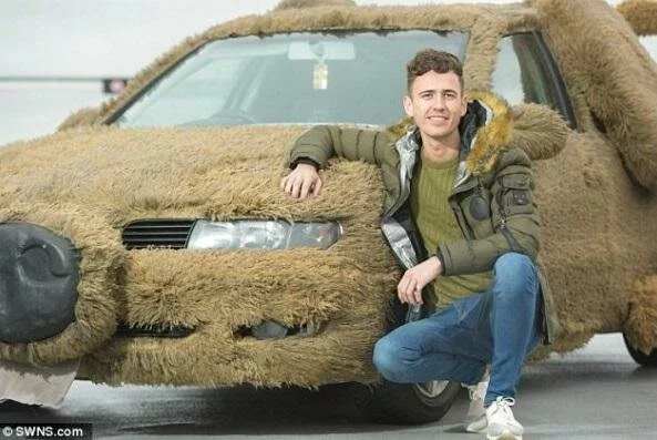 Британец «превратил» машину своей девушки в большую плюшевую собаку