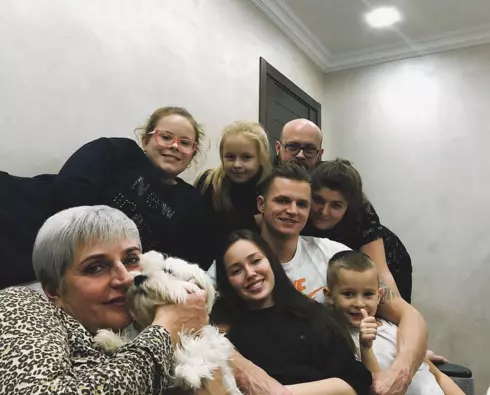 Дмитрий Тарасов показал свою семейную идиллию на фото