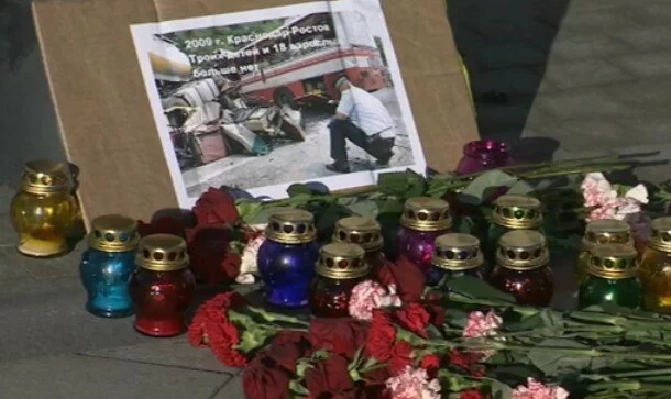 Люди принесли фото погибших в ДТП с автобусами к офису Союза туриндустрии