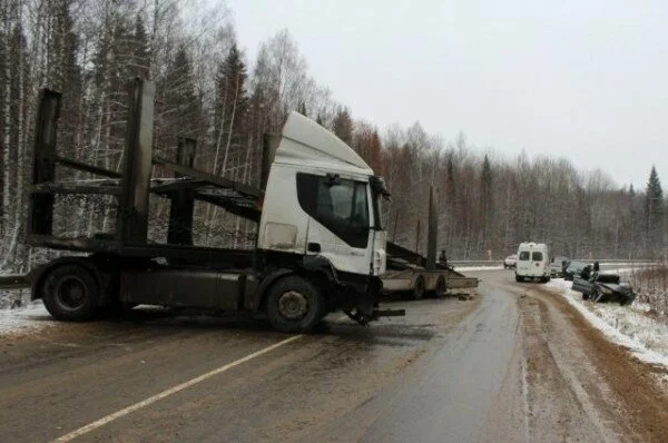 На Ямале отлетевший от грузовика диск убил водителя