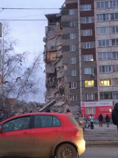 Очевидцы рассказали об обрушении дома в Ижевске: «Под завалами слышны крики»