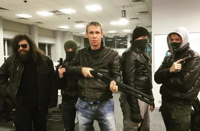 Алексей Панин показал шуточное видео с угрозами Максиму Галкину дробовиком