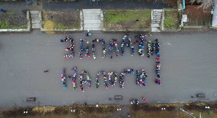 Барышские школьники своими телами напомнили ульяновцам о своевременной оплате налогов. Фото дня